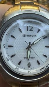 Đồng hồ nam Toyota Key Integrated Watch Citizen Nhật Bản sản xuất như dòng máy pin Citizen Eco-Drive / Solar. Thiết bị đặc biệt này vừa là một chiếc đồng hồ đeo tay vừa đảm nhận vai trò như một chiếc chìa khóa thông minh (Smart Key)