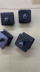 ลูกยางแท่นเครื่อง M/D 808 ทรงเหลี่ยม กว้างยาว 2x2 นิ้ว หนาประมาณ 3.3 ซม.