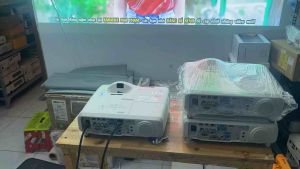 Máy chiếu gần Epson EB-536WT phù hợp dạy học chiếu bóng đá ở quán