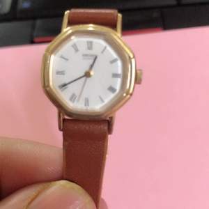 Đồng hồ nữ seiko cỡ mặt 21mm. Bọc vàng SGP. Si Nhật tuyển.