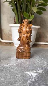 Tượng Thần Tài bế trẻ em cầu mong hạnh phúc gia đình may mắn con cháu sum vầy gỗ bách kích thước Cao 20-8-6cm