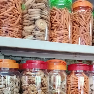 ขนม อร่อยๆ มีหลากหลายรสชาติ ราคาย่อมเยาว์" - ขนม ราคา อร่อย หลาก หลาย รสชาติ ย่อมเยาว์