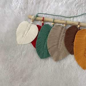 Dekorasi Vertikal Minimalis Elegant: Hiasan Dinding Daun Macrame