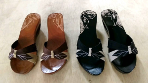 Sandal Kelom Ukir Tali Silang Hak 5 Cm: Pilihan Nyaman & Elegan