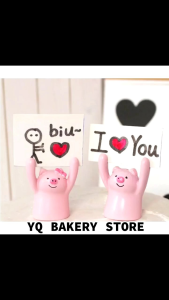 【YQ Bakery Store】🔥READY STOCK🔥现货猪猪举牌树脂公仔装饰CakeDecoration