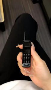 HỘP QUẸT BẬT LỬA GA KHÒ HÌNH CHIẾC ĐIỆN THOẠI MINI THIẾT KẾ KIM LOẠI FULLBOX