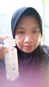 LUMIWHITE DEEP CLEANSING FACIAL WASH ORIGINAL BPOM\\n\\n Mengenal LUMIWHITE DEEP CLEANSING FACIAL WASH BPOM\\n\\n Apa itu LUMIWHITE DEEP CLEANSING FACIAL WASH?\\n\\nLUMIWHITE DEEP CLEANSING FACIAL WASH adalah pembersih wajah profesional yang telah mendapatkan sertifikasi BPOM. Produk ini dirancang untuk membersihkan kulit wajah secara efektif dan memberikan hasil yang optimal. Dengan komposisi alami dan aman, LUMIWHITE DEEP CLEANSING FACIAL WASH menjadi pilihan tepat bagi Anda yang ingin memiliki wajah bersih dan cerah.\\n\\n Komposisi dan Manfaat\\n\\nLUMIWHITE DEEP CLEANSING FACIAL WASH mengandung berbagai bahan alami yang membantu membersihkan dan merawat kulit wajah. Beberapa manfaat utama dari produk ini antara lain:\\n\\n* Membersihkan kotoran dan minyak berlebih pada wajah\\n* Melembabkan kulit wajah\\n* Mengurangi pori-pori besar\\n* Membantu mencegah jerawat\\n\\n Cara Menggunakan Pembersih Wajah Profesional LUMIWHITE\\n\\n Langkah-langkah Penggunaan yang Tepat\\n\\nBerikut ini adalah langkah-langkah penggunaan LUMIWHITE DEEP CLEANSING FACIAL WASH yang tepat:\\n\\n1. Basahi wajah dengan air hangat\\n2. Ambil sejumput LUMIWHITE DEEP CLEANSING FACIAL WASH dan oleskan pada wajah\\n3. Gosokkan lembut selama 30 detik\\n4. Bilas dengan air hangat sampai bersih\\n5. Keringkan wajah dengan handuk bersih\\n\\n Tips untuk Hasil Optimal\\n\\nUntuk mendapatkan hasil yang optimal dari LUMIWHITE DEEP CLEANSING FACIAL WASH, ikuti beberapa tips berikut:\\n\\n* Gunakan secara rutin setiap hari\\n* Jangan lupa untuk membersihkan wajah sebelum tidur\\n* Gunakan pelembab setelah membersihkan wajah\\n* Hindari penggunaan produk perawatan wajah yang mengandung bahan kimia berbahaya\\n\\n Hasil dan Keuntungan Menggunakan LUMIWHITE DEEP CLEANSING FACIAL WASH\\n\\n Wajah Bersih & Cerah\\n\\nDengan menggunakan LUMIWHITE DEEP CLEANSING FACIAL WASH secara rutin, Anda akan mendapatkan wajah yang bersih dan cerah. Produk ini mampu membersihkan kotoran dan minyak berlebih pada wajah dengan efektif, sehingga kulit wajah menjadi lebih segar dan sehat.\\n\\n Perawatan Wajah yang Lebih Baik\\n\\nSelain membersihkan wajah, LUMIWHITE DEEP CLEANSING FACIAL WASH juga membantu merawat kulit wajah dengan baik. Dengan komposisi alami dan aman, produk ini dapat membantu mengurangi pori-pori besar dan mencegah jerawat. Selain itu, LUMIWHITE DEEP CLEANSING FACIAL WASH juga dapat melembabkan kulit wajah, sehingga kulit wajah menjadi lebih halus dan lembut.\\n\\n Kesimpulan\\n\\nLUMIWHITE DEEP CLEANSING FACIAL WASH adalah pembersih wajah profesional yang telah mendapatkan sertifikasi BPOM. Dengan komposisi alami dan aman, produk ini mampu membersihkan dan merawat kulit wajah dengan efektif. Gunakan LUMIWHITE DEEP CLEANSING FACIAL WASH secara rutin untuk mendapatkan wajah yang bersih dan cerah.\n}