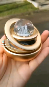 Parfum Mobil Pajangan Dashboard Tenaga Matahari Berputar Otomatis Motif Bola Kristal