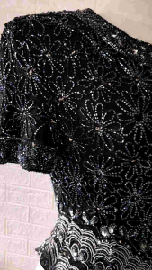 H330: เสื้อปักปล้องลายดอกไม้สีดำ เลื่อมระยิบระยับทั้งตัว ตัดเข้ารูป ชายเสื้อสวย ซิปหลัง แบรนด์อินเดีย มือสอง : Size S อก 34"