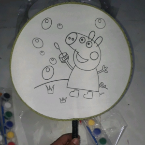 Một chiếc quạt vải tô màu khung kim loại và tay cầm bằng nhựa đường kính 24 cm và dài 36 cm nhiều mẫu rất đẹp