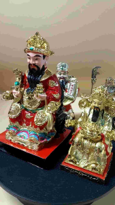 เทพเจ้าแห่งโชคลาภ (ไฉ่สิ่งเอี๊ย) นั่งบัลลังก์ ถือเงินทอง องค์เรซิ่นสีทอง