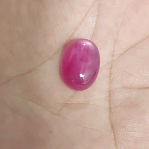 พลอยแดง ทับทิมแท้ สีชมพูเข้ม มีเหลือบ มีสตาร์ วิ่งรอบๆ เม็ดใหญ่ เนื้อสะอาด ไฟดี น้ำหนัก 18 กะรัต ขนาด 1 × 1.5 ซ.ม. เหมาะสำหรับทำหัวแหวน จี้สร้อยคอ สีสวย เนื้อพลอยสะอาด