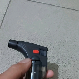 Bật lửa gas khò 1 tia .thân trong suốt .lửa mạnh chống gió mưa