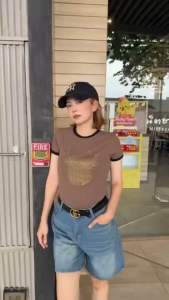 เสื้อยืดคอกลมแขนสั้น กุ๊นแขน ลายหมี brown ป้าย ME