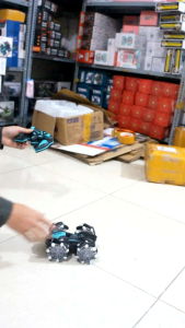 Ô tô điều khiển xoay 360 độ pin sạc có nhạc vui nhộn