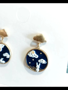 The round and cute moon-watching white rabbit 圆圆萌萌的赏月白兔