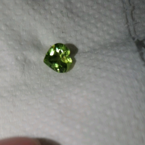 180(1) ĐÁ PERIDOT XANH LÁ CẮT TRÁI TIM ( THIÊN NHIÊN)