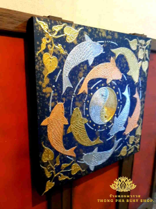 ภาพปลาเงินทองนาค พื้นสีน้ำเงินสลัด มี2ขนาด รูปปลาคราฟว่ายทวนน้ำเรียกเงินทอง ภาพติดผนังบ้านร้านค้าร้านนวดสปา