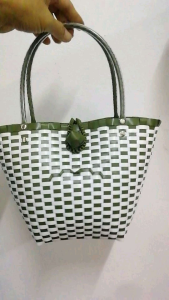 กระเป๋าแฮนด์เมค กระเป๋าสานพลาสติก สานจากเส้นพลาสติกตราลูกโจ้ ทนทาน สวยงาม สวยงาม สวยงาม สวยงาม