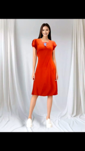 Dress Daster Press Body Wanita Remaja Casual Minimalis & Kekinian Bahan Adem\\n\\n Apa Itu Dress Daster Press Body?\\n\\nDress daster press body adalah pakaian sehari-hari wanita yang memiliki desain minimalis dan kekinian. Dress ini memiliki fitur utama berupa lengan ruffle elegan yang memberikan sentuhan feminin pada penampilan Anda. Selain itu, bahan adem dan nyaman menjadi daya tarik utama dress daster press body ini.\\n\\n Kelebihan Dress Daster Press Body\\n\\nDress daster press body memiliki beberapa kelebihan yang membuatnya menjadi pilihan tepat bagi wanita remaja:\\n\\n- Desain minimalis dan kekinian yang cocok untuk berbagai acara sehari-hari\\n- Bahan adem dan nyaman, sehingga Anda dapat merasa nyaman saat mengenakannya\\n- Lengan ruffle elegan yang menambah kesan feminin pada penampilan Anda\\n\\n Keunikan Desain Lengan Ruffle Elegan\\n\\nLengan ruffle elegan menjadi salah satu ciri khas dari dress daster press body ini. Desain lengan ruffle ini memberikan sentuhan feminin yang elegan pada penampilan Anda. Selain itu, lengan ruffle juga dapat menambah volume pada bagian lengan, sehingga membuat penampilan Anda semakin menarik.\\n\\n Mengapa Pilih Dress Daster Press Body?\\n\\nAda beberapa alasan mengapa Anda harus memilih dress daster press body sebagai pakaian sehari-hari Anda:\\n\\n Kenyamanan Bahan Adem & Nyaman\\n\\nBahan adem dan nyaman menjadi daya tarik utama dari dress daster press body ini. Bahan yang digunakan memiliki tekstur lembut dan ringan, sehingga Anda dapat merasa nyaman saat mengenakannya. Selain itu, bahan adem juga dapat membantu menyerap keringat dan menjaga suhu tubuh Anda tetap nyaman.\\n\\n Fleksibilitas untuk Berbagai Acara\\n\\nDress daster press body memiliki desain minimalis dan kekinian yang cocok untuk berbagai acara sehari-hari. Anda dapat mengenakannya untuk acara formal maupun informal, seperti ke kantor, sekolah, atau acara sosial lainnya. Selain itu, dress daster press body juga dapat dipadu padankan dengan berbagai aksesori, sehingga Anda dapat tampil lebih menarik.\\n\\n Cara Memilih Dress Daster Press Body yang Tepat\\n\\nBerikut adalah beberapa tips untuk memilih dress daster press body yang tepat:\\n\\n Perhatikan Warna & Motif\\n\\nWarna dan motif menjadi salah satu faktor penting dalam memilih dress daster press body. Pilih warna dan motif yang sesuai dengan kepribadian Anda dan cocok untuk berbagai acara sehari-hari. Selain itu, pilih warna dan motif yang mudah dipadu padankan dengan berbagai aksesori.\\n\\n Sesuaikan dengan Bentuk Tubuh\\n\\nDress daster press body dapat disesuaikan dengan bentuk tubuh Anda. Pilih ukuran yang pas agar Anda dapat merasa nyaman saat mengenakannya. Selain itu, pilih desain yang sesuai dengan bentuk tubuh Anda, seperti dress daster press body dengan lengan ruffle yang dapat menambah volume pada bagian lengan.\\n\\n Kesimpulan\\n\\nDress daster press body adalah pilihan tepat bagi wanita remaja yang mencari pakaian sehari-hari yang minimalis, kekinian, dan nyaman. Desain lengan ruffle elegan dan bahan adem menjadi daya tarik utama dari dress daster press body ini. Selain itu, dress daster press body juga memiliki fleksibilitas untuk berbagai acara sehari-hari. Jadi, jangan ragu untuk memilih dress daster press body sebagai pakaian sehari-hari Anda!\n}