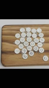 จี้ตัวอักษรภาษาอังกฤษ 2 ด้าน ขนาด 15*12 มม. ตัวอะไหล่สีเงิน