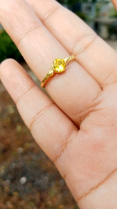 แหวนหัวพลอยสีเหลืองหัวเล็กๆ ตัวแหวนทำจากทองเหลืองแท้ไม่ชุบสี