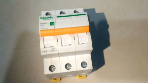 MCB SCHNEIDER 3 PHASE 32A 3P SNEIDER DOMAE DOMF01332 3 POLE 10 AMPERE 16 AMPERE 20 AMPERE 25 AMPERE 32 AMPERE ORIGINAL SIAP PAKAI