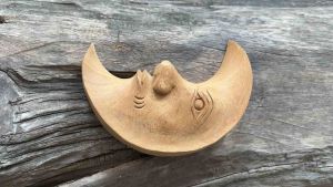 แผ่นไม้แกะสลัก สีธรรมชาติ พระจันทร์เสี้ยว หนา 2cm 14x20x5cm ไม้สักแท้ พระจันทร์ งานทำมือ แต่งบ้าน อะไหล่ Half Moon Face Wood Carving Wall Plaque