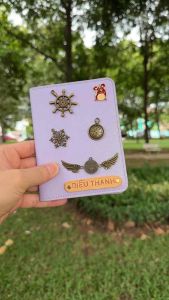 Bọc hộ chiếu màu Tím tín đồ bắt trend dán charm theo cá tính khắc tên theo yêu cầu hỗ trợ giao nhanh & có demo