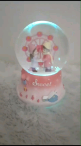 Bola Kristal Salju: Hadiah Unik & Romantis untuk Pasangan