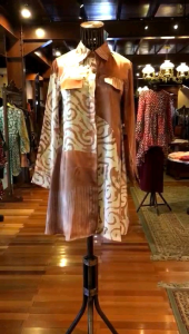 Silsim Tunik by Dian Pelangi LIMITED EDITION Baju Blouse Atasan Kemeja Blus Outfit Casual Formal Kerja Kantor Pesta Pernikahan Kondangan Wanita Hijaber Cantik Anggun Modis Modern Elegan Mewah Model Korea Terbaru Motif Batik Hand Made Kekinian