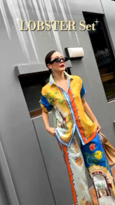 เสื้อเชิ้ตแขนสั้นแมทช์กับกางเกงขายาวทรงหลวม โดดเด่นด้วยดีเทลลายLobster🦞ด้านหลังตัวเสื้อ ดีไซน์ลายพิมพ์แนวart tropicalสุดเก๋ ผ้าพริ้วใส่สบาย ระบายอากาศดี ใส่เป็นเซ็ตก็ดูแฟชั่น ใส่แยกชิ้น ก็ครีเอทลุคได้หลากหลาย เหมาะกับอากาศเมืองไทย ใส่แล้วดูสดใส มีพลังงาน