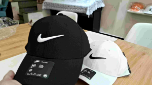 Nón màu đen thời trang logo đenMũ thể thao Swoosh phụ kiện chạy bộ golf tennis đạp xe gym PickleballAdjustable Full black hat {Hình thật}