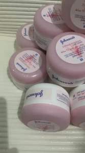 Johnsons 24Hour Moisturizer Soft Cream 200ml Merupakan pelembab dengan texture cream yang dapat digunakan untuk wajah dan tubuh. Diperkaya dengan sea butter produk ini dapat memberikan kelembapan pada kulit yang dapat tahan hingga 24jam. Tidak meninggalk