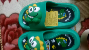 Dép Quai Ngang Cho BéDép Khủng Long Xanh Khủng Long Vàng Siêu Đẹp trống trơn trượt cho bé trai bé gái .