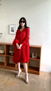 เดรสอัดพลีท ปลายแขนดอกไม้  พร้อมส่ง  งานคุณภาพ   Colors : ชมพู แดง Red ครีม Cream   Size : Free size