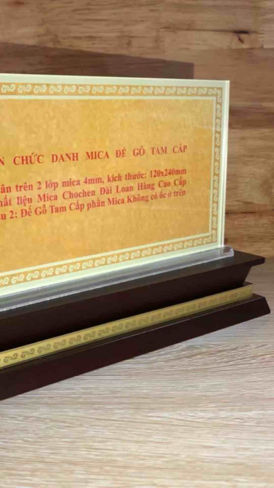 Biển chức danh chuẩn mica Đài Loan đế gỗ tam cấp