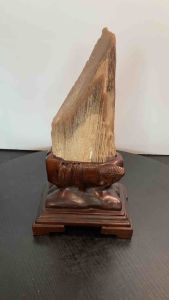 TSK Crystal SHY044 天然树化玉 黄里透白 色泽圆润 特制雕刻实木底座 Natural Tree Fossil Jade