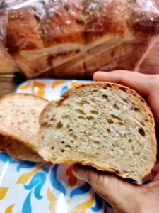 ขนมปังโฮลวีท Whole wheat bread ใช้แป้งนำเข้าจากเยอรมัน ทำจากสาลีไม่ขัดขาว ใช้ยีสต์ธรรมชาติ ใช้นมข้าวโอ๊ต ไม่มีสารกันรา ขนมสดใหม่