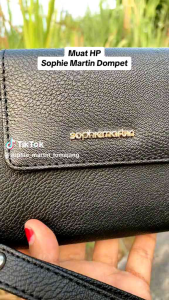 DIANTHA DOMPET .SOPHIE MARTIN PARIS PROMO DOMPET WANITA MODESTE WALLET dari SOPHIE MARTIN berukuran 195 X 3 X 105 memiliki 3 Kantong uang kertas 12 kantong kartu 1 kantong mika dan 1 kantong resleting utama dengan 2 kantong serbagunadan 1 kantong