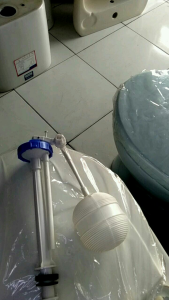 Pelampung closet duduk model bola Pelampung kloset otomatis Pompa closet toilei