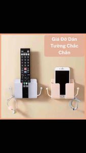 Giá Đỡ Dán Tường Để Sạc Điện Thoại Remote Ổ Cắm/ Kệ Đựng Đồ Dán Tường Kèm 2 Móc Treo Đồ