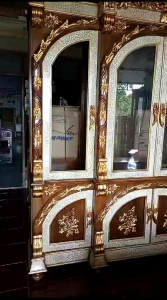 lemari pajangan hias jati