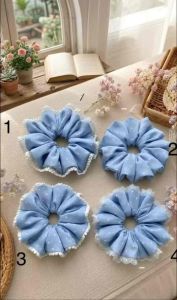 Băng đô vải hoa nhí màu pastel với viền ren trắng.