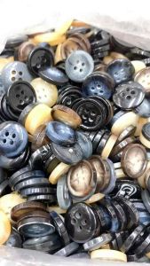 Nút quần tây 4 lỗ vân thủy 15mm.