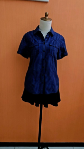 atasan kemeja wanita birel biru elektrik motif kotak hitam BOSSINI cewek L lengan pendek MEWAH kerja kuliah