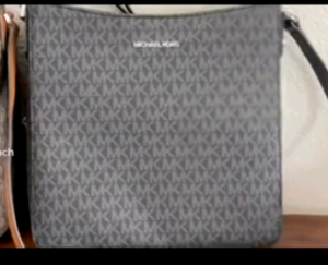 MỊCHAẸL KỌRS Jet Set Travel Messenger: A Versatile Black Messenger Bag