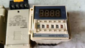 timer Omron DH48S-S 220V