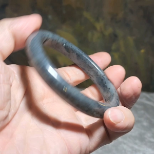 62.5mm Nephrite Qinghua (black and white) bangle (with certificate) [Natural Crystal] 62.5毫米和田玉山料青花手镯(带证书)