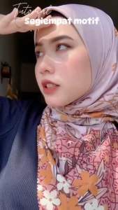 PAKET HEMAT HIJAB SEGI EMPAT AZARA PLAT DAN POUCH MOTIF RANDOM AZARA ORI100% BEST SELLER TERBARU